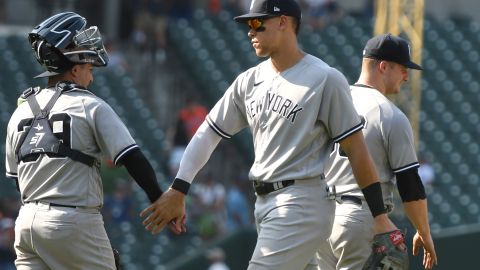 Aaron Judge (R) celebra con José Trevino su cuadrangular 37 de la temporada.