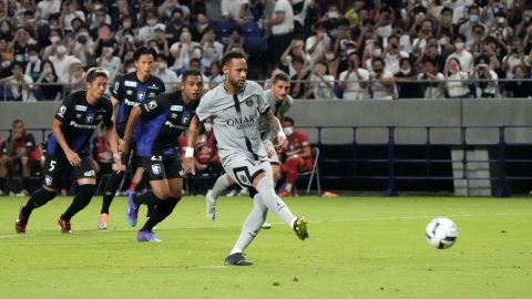 Neymar Jr. ejecuta el polémico penal ante Gamba Osaka.