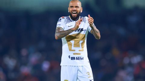 Dani Alves durante su debut con Pumas UNAM en la Liga MX ante Mazatlán.