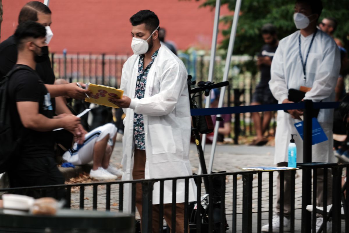 Trabajadores del Departamento de Salud e Higiene Mental de NYC tratando a pacientes que recibirán la vacuna contra la viruela del mono.