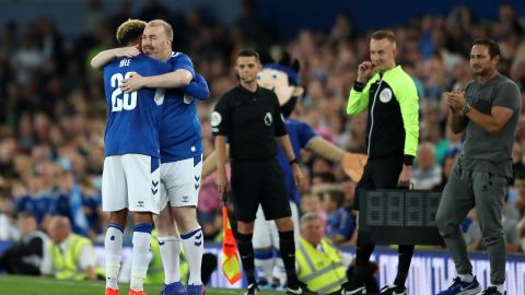 Fanático del Everton Paul Stratton ingresa a la cancha por el internacional inglés Dele Alli.