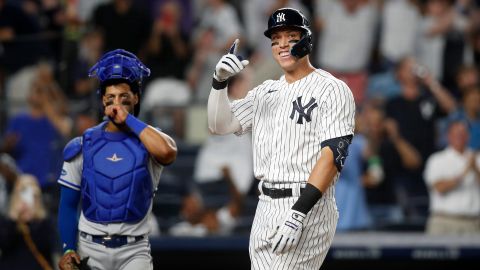 Aaron Judge sonríe luego de disparar su jonrón 42 de la temporada.