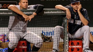 Alex Rodríguez (L) y Derek Jeter (R) comparten durante un encuentro ante Baltimore Orioles en 2013.
