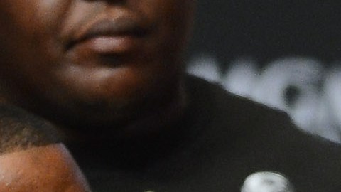 Floyd Mayweather (L) y Canelo Álvarez (R) durante el pesaje antes de su pelea en 2013.