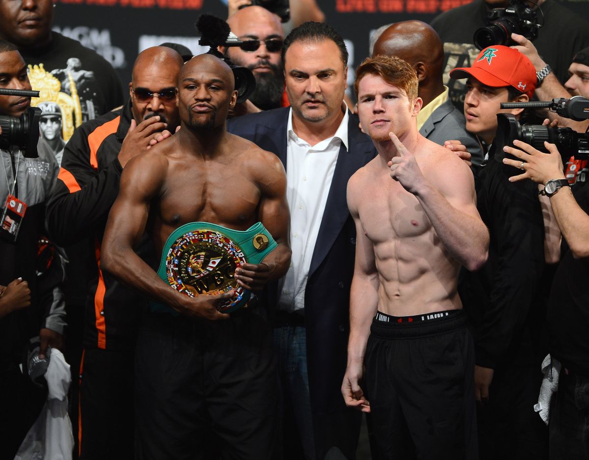 Floyd Mayweather (L) y Canelo Álvarez (R) durante el pesaje antes de su pelea en 2013.