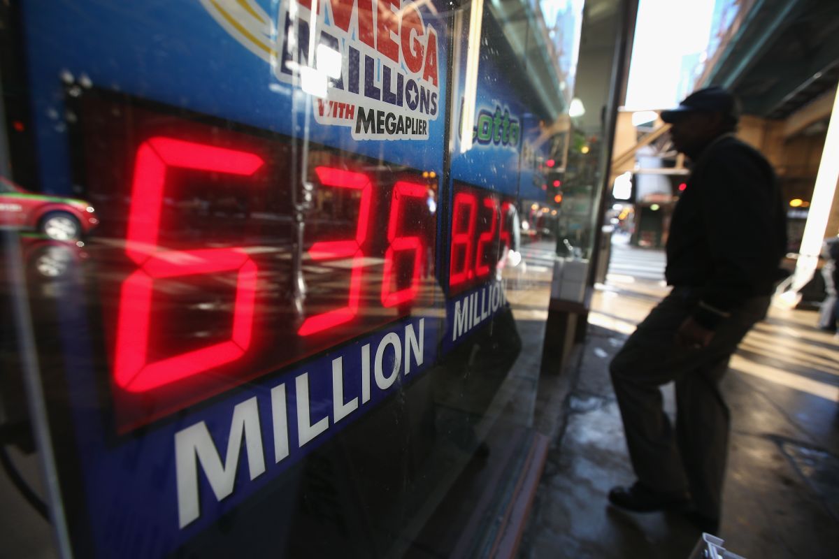 Un negocio en Chicago, Illinois, donde se venden boletos de juegos de lotería como el Mega Millions.