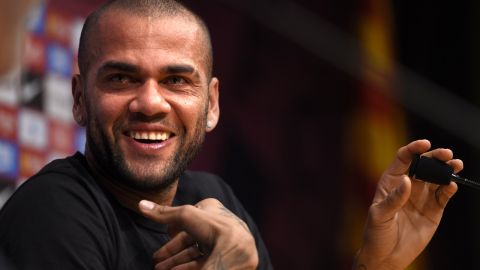 Alves llegó este viernes a Ciudad de México para su fichaje con Pumas.