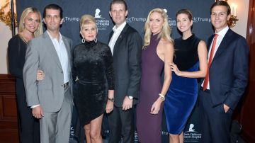 Ivana Trump con sus hijos y sus parejas en 2015.