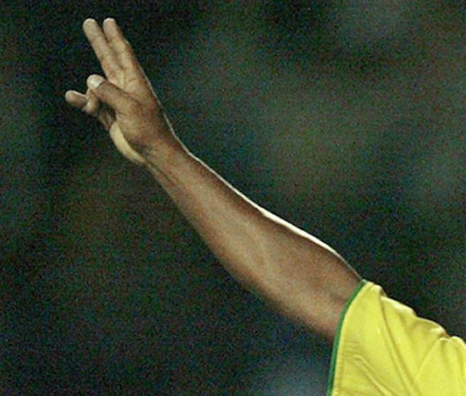 Romario celebra un gol en el partido de su despedida de la selección brasileña en un amistoso ante Guatemala celebrado en 2005.