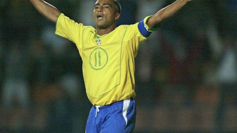 Romario celebra un gol en el partido de su despedida de la selección brasileña en un amistoso ante Guatemala celebrado en 2005.