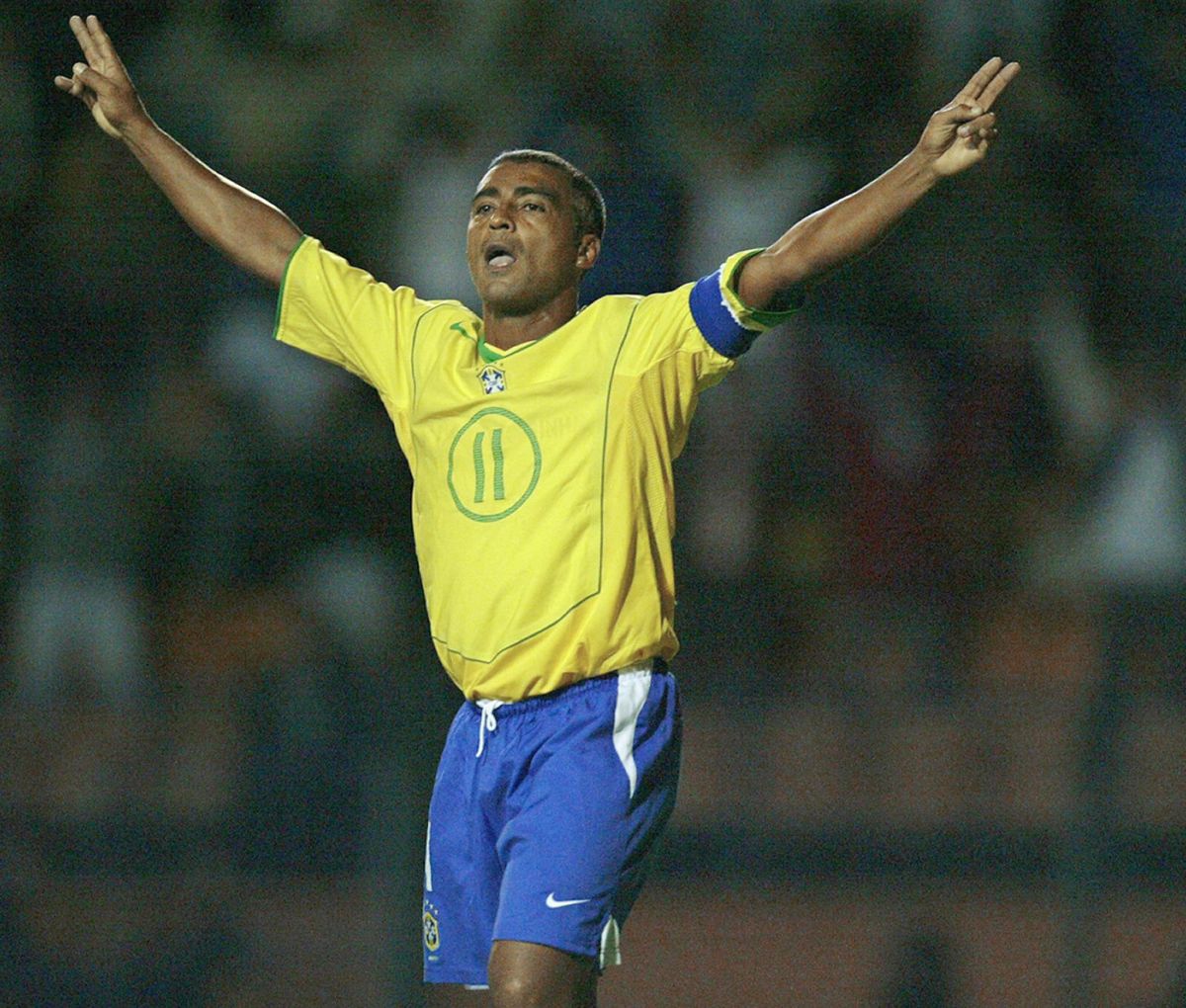 Romario celebra un gol en el partido de su despedida de la selección brasileña en un amistoso ante Guatemala celebrado en 2005. 
