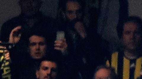 Los hinchas del Fenerbahçe pusieron tenso el partido luego del gol del Dinamo de Kiev.