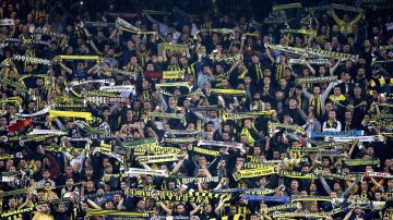 Los hinchas del Fenerbahçe pusieron tenso el partido luego del gol del Dinamo de Kiev.