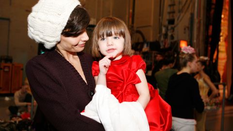 Katie Holmes con Suri Cruise en brazos, cuando ella aún era sólo una niña.