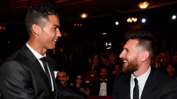 Cristiano Ronaldo (L) y Lionel Messi (R) comparten durante la gala del Balón de Oro en 2022.
