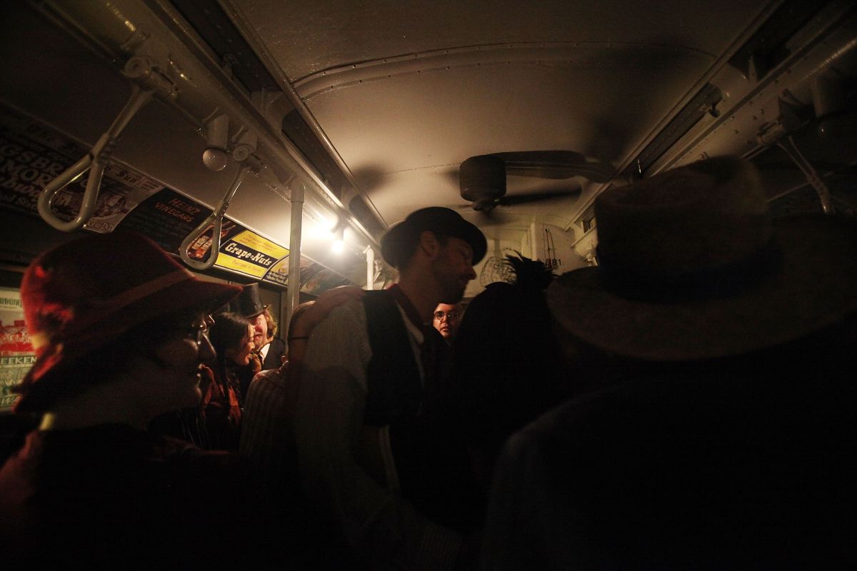 Video: Girls organize wild party with a pool full of alcohol in a New York subway car