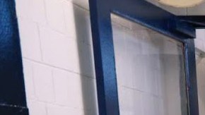 Pasillo en cárcel de Rikers Island, NYC.