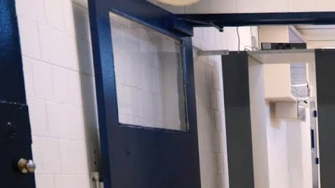 Pasillo en cárcel de Rikers Island, NYC.