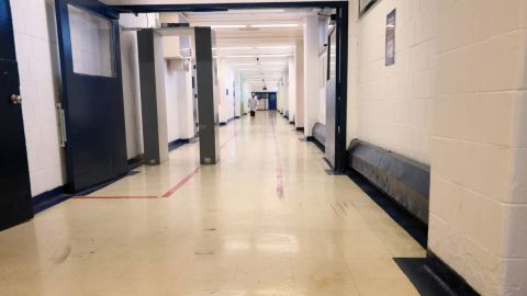 Pasillo en cárcel de Rikers Island, NYC.