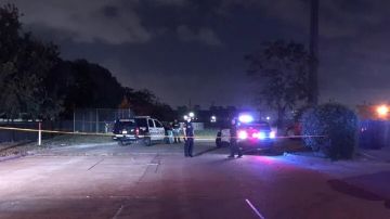 Agentes de la policía de Houston respondiendo al tiroteo que involucró a dos adolescentes.