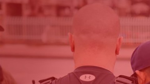 ICE enfrenta críticas por el traslado "a escondidas" de inmigrantes de un centro de detención a otros desconocidos.