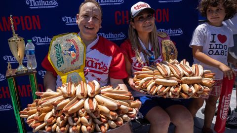 Joey Chestnut y Miki Sudo, comedores competitivos