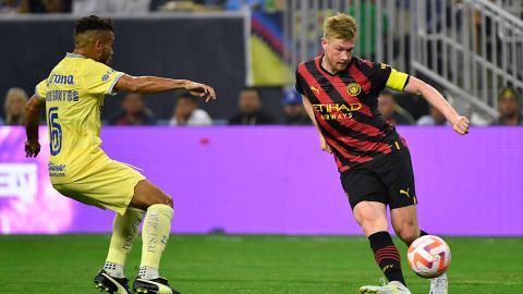 Jugador del Club América le quita marcador a un niño para pedir autógrafo al futbolista del Manchester City