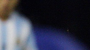 Lionel Messi (D) de Argentina, intenta e