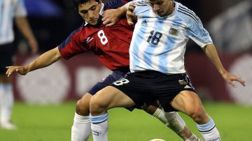 Lionel Messi (D) de Argentina, intenta e