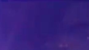 Nicholas Bostic poniendo a salvo a una niña, saliendo de la casa en llamas.