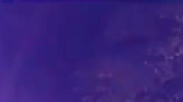 Nicholas Bostic poniendo a salvo a una niña, saliendo de la casa en llamas.