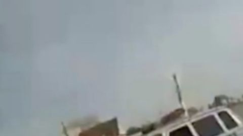 La cámara corporal de un agente captó el ataque contra el policía.