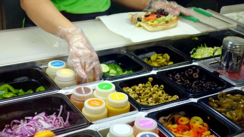 Preparación de sándwich en Subway