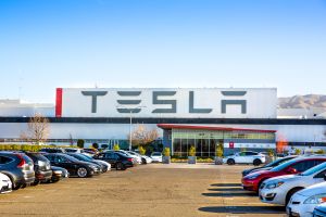 Tesla enfrenta nueva demanda de extrabajadores que la acusan de abuso y discriminación racial
