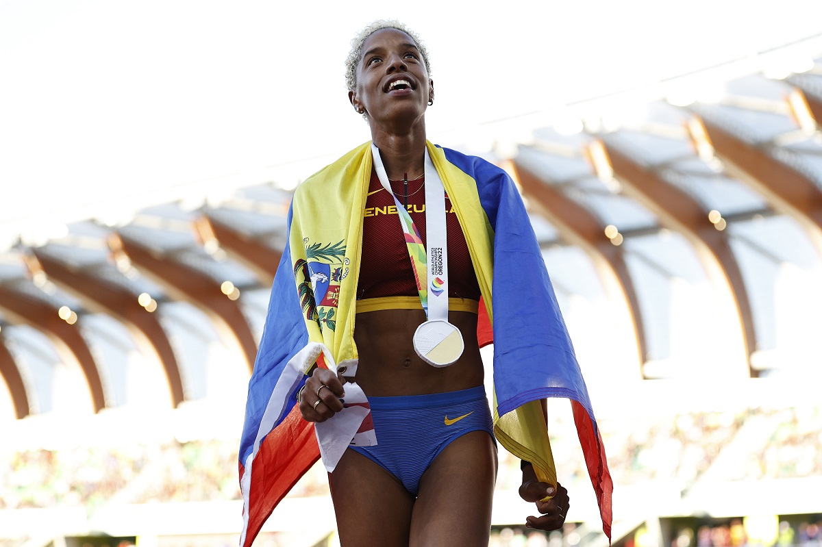 Yulimar Rojas ahora es seis veces campeona del mundo, sumando los mundiales de pista cubierta.