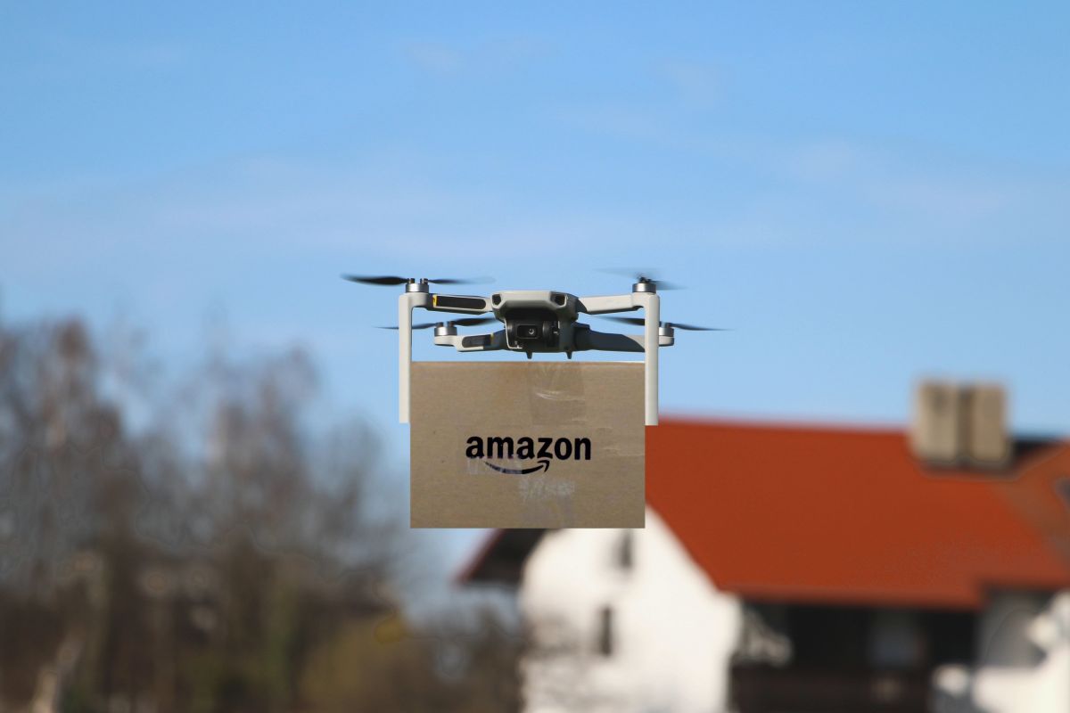 Los drones Prime Air pueden volar hasta 50 millas por hora y tomar hasta una altitud de 400 pies.
