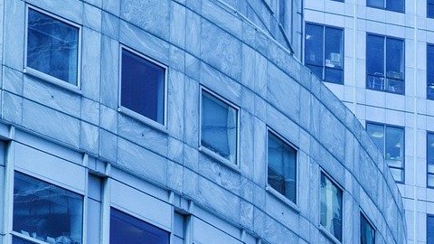 El pequeño cayó del piso 18 de un apartamento de Lake View Towers.