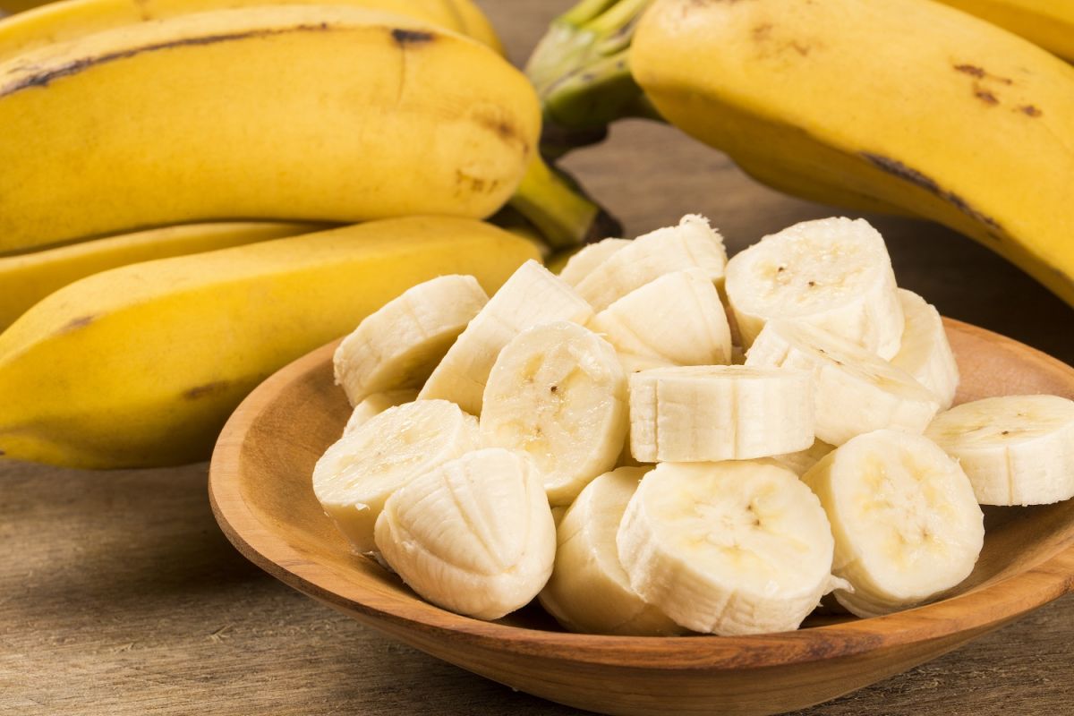 Los alimentos ricos en potasio, como las bananas, son importantes para controlar la presión arterial.