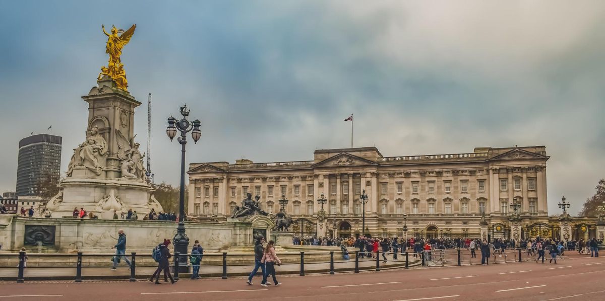 Una taza de té hirviendo volcó sobre una niña en el Palacio de Buckingham.