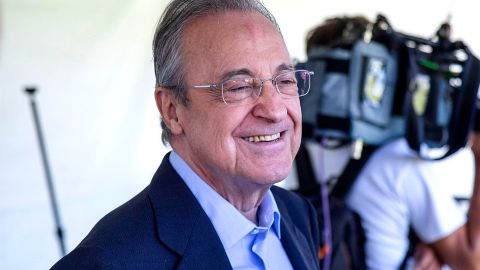 Florentino Pérez hasta firmó autógrafos a los aficionados del Real Madrid.