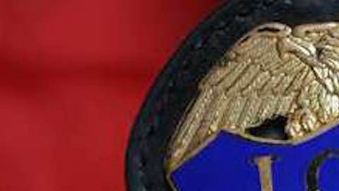 ICE mantiene a inmigrante retenida a pesar de orden de un juez de liberarla.