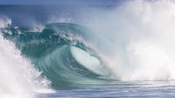 El impactante momento en el que olas gigantes arrasan con boda en Hawaii