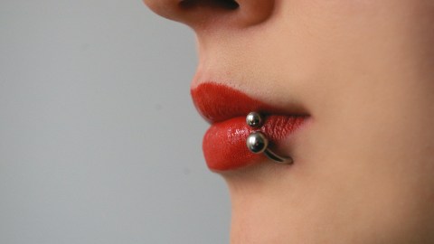 Mujer brasileña murió después de ponerse un piercing en el labio