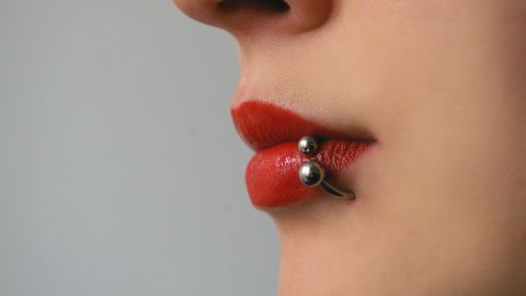 Mujer brasileña murió después de ponerse un piercing en el labio