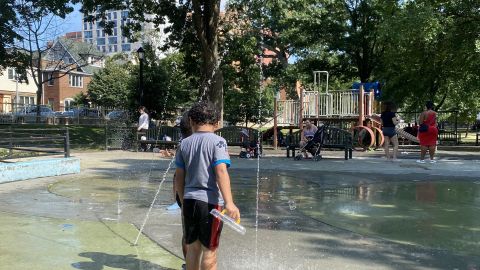 Las piletas de los parques son un buen lugar para refrescarse durante estos días.