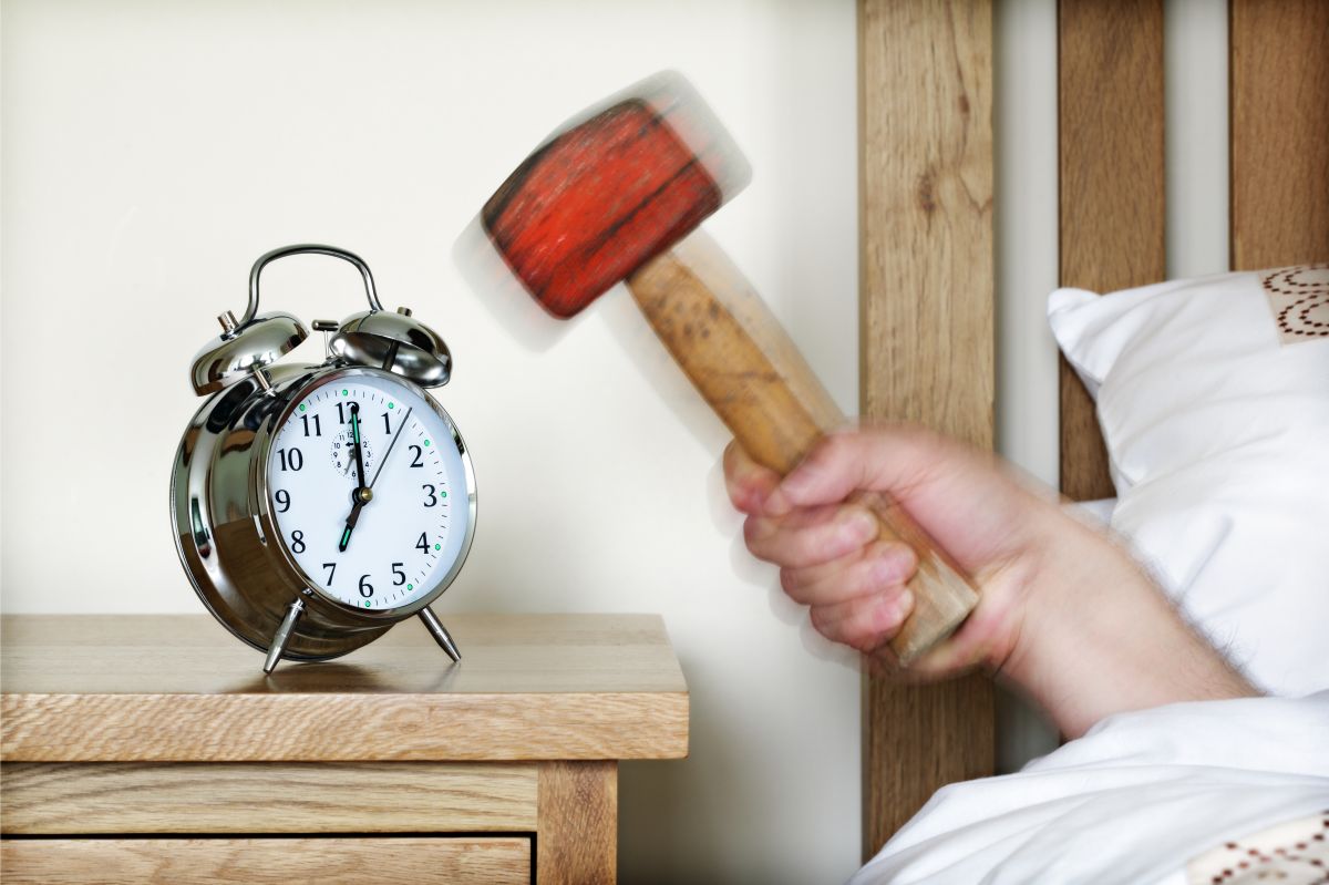 Durante toda la noche se activa una alarma cada 10o 15 segundos.