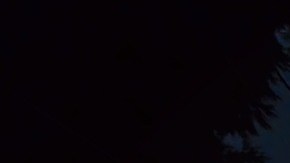 Increíbles imágenes captadas con un teléfono móvil muestran orbes moviéndose en el cielo.