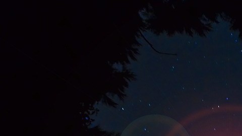 Increíbles imágenes captadas con un teléfono móvil muestran orbes moviéndose en el cielo.