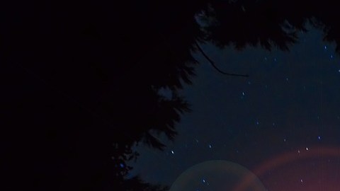 Increíbles imágenes captadas con un teléfono móvil muestran orbes moviéndose en el cielo.
