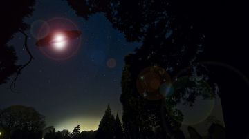 Increíbles imágenes captadas con un teléfono móvil muestran orbes moviéndose en el cielo.